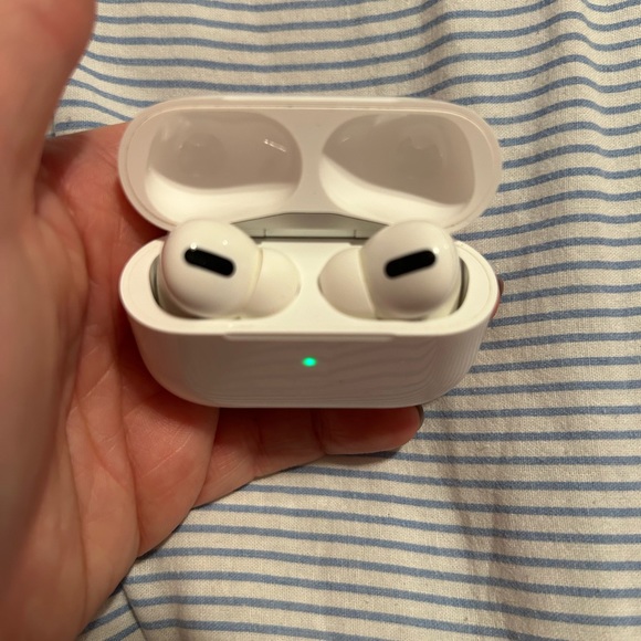 Apple AirPods Pro 1st Generation - Picture 2 of 11